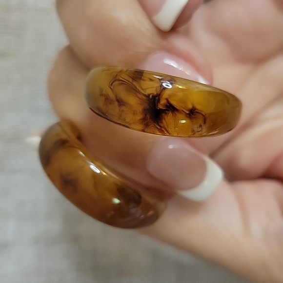 🔥LAST PAIR🔥 Amber Swirl Crescent Hoop Earrings - Picture 1 of 6